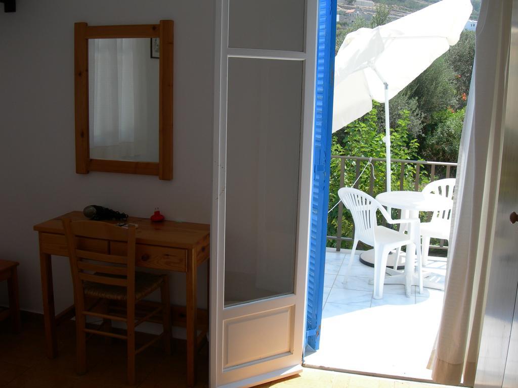 Bizas Rooms & Studios Parikia  Exterior photo